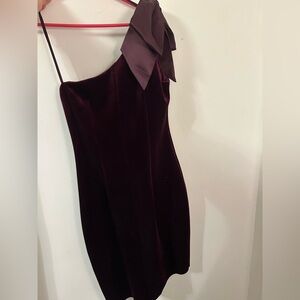 Elegant One-Shoulder Velvet Dress with Bow
